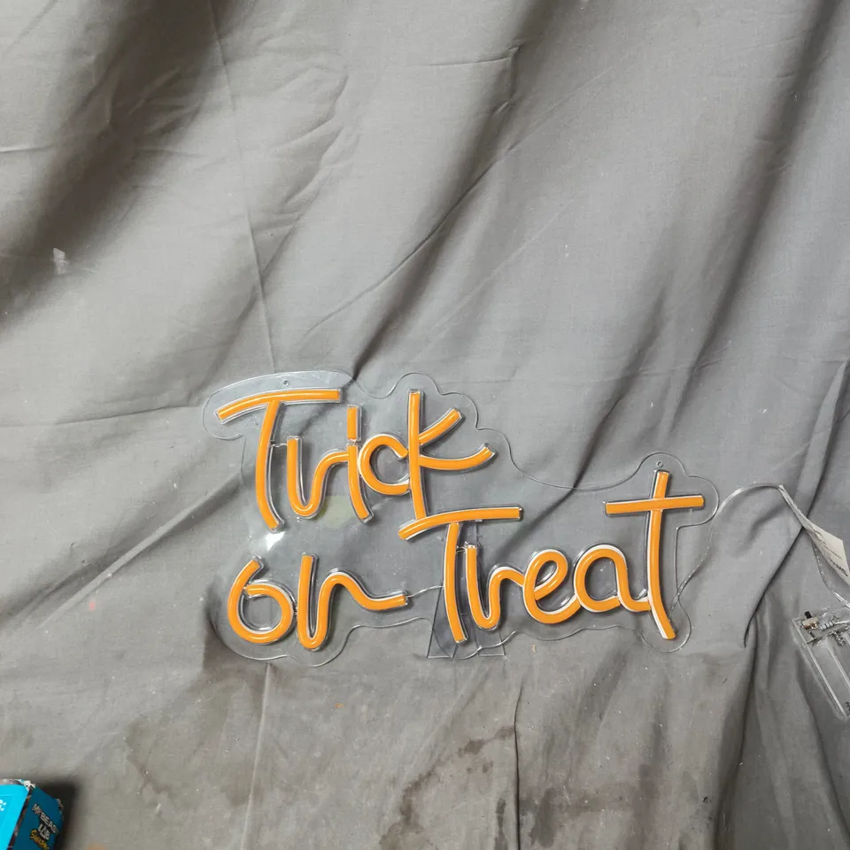 BOX OF APPROXIMATELY 15 ASSORTED ITEMS INCLUDING MR BEAST LAB SWARMS , TRICK OR TREAT LIGHT UP SIGN AND GOLF GLOVE 