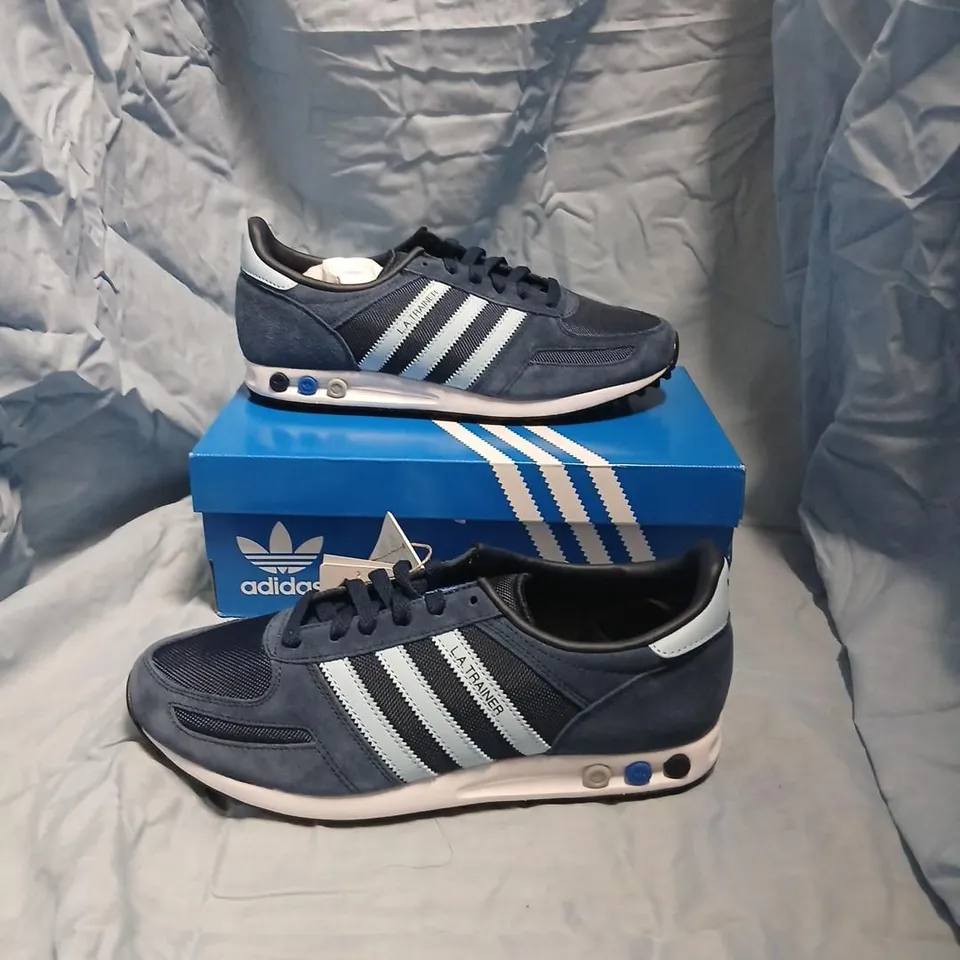 ADIDAS LA TRAINER SNEAKERS – NAVY/WHITE, BOXED UK 9 1/2 (US 10)