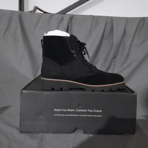 BOXED PAIR OF VIONIC LARSON LACE UP BOOTS IN BLACK SIZE 6.5 