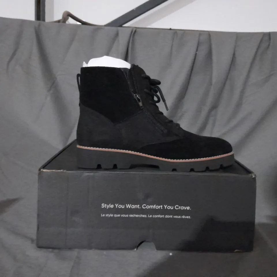 BOXED PAIR OF VIONIC LARSON LACE UP BOOTS IN BLACK SIZE 6.5 
