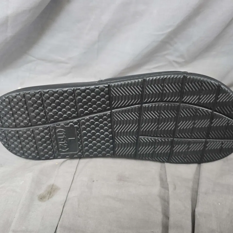 UNBOXED PAIR OF WOLVES FC MENS GEL SLIDES - LARGE