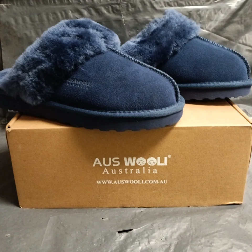 BOXED PAIR OF AUS WOOLI SYDNEY SLIPPERS IN NAVY SIZE UK UK 6