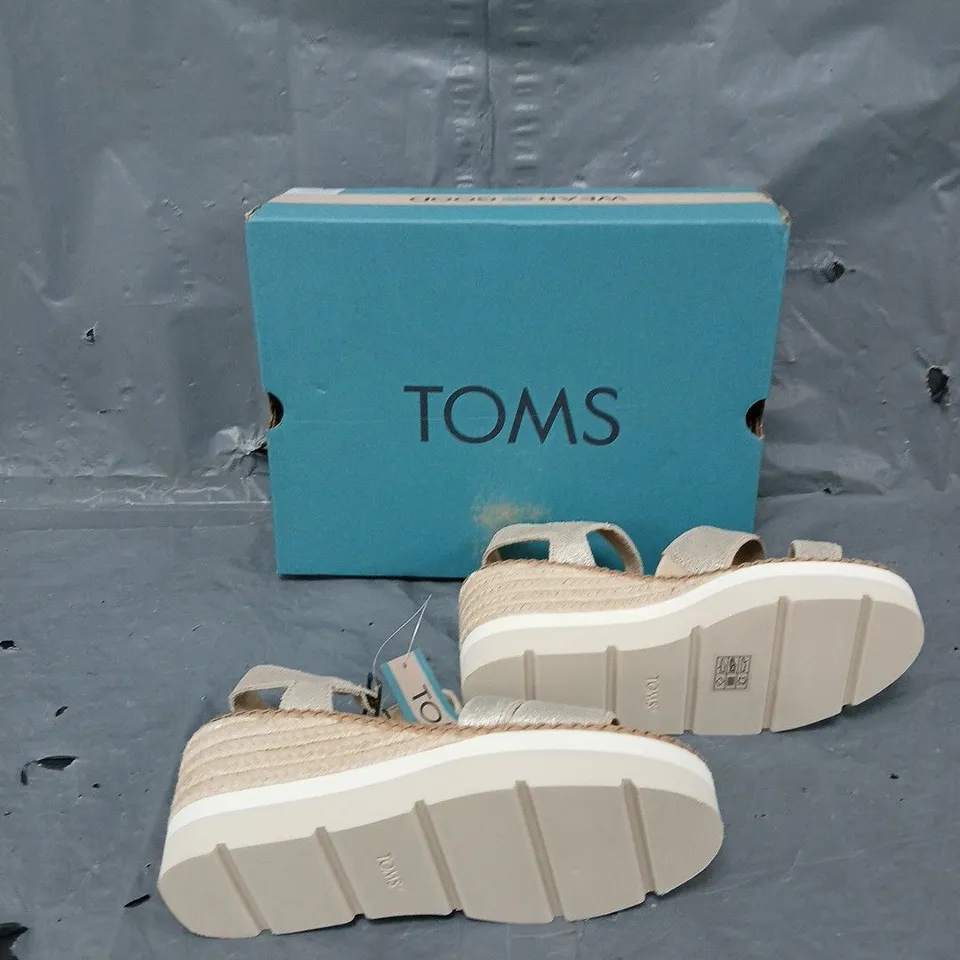 BOXED PAIR OF TOMS DARYA CHAMPAGNE SANDALS UK 3 