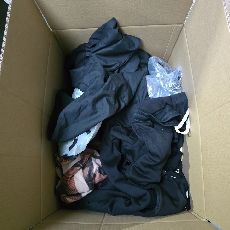 BOX OF APPROXIMATELY 25 CLOTHING ITEMS INCLUDING:BLACK JOGGERS, PRIMARK JOGGERS AND TU JEANS.