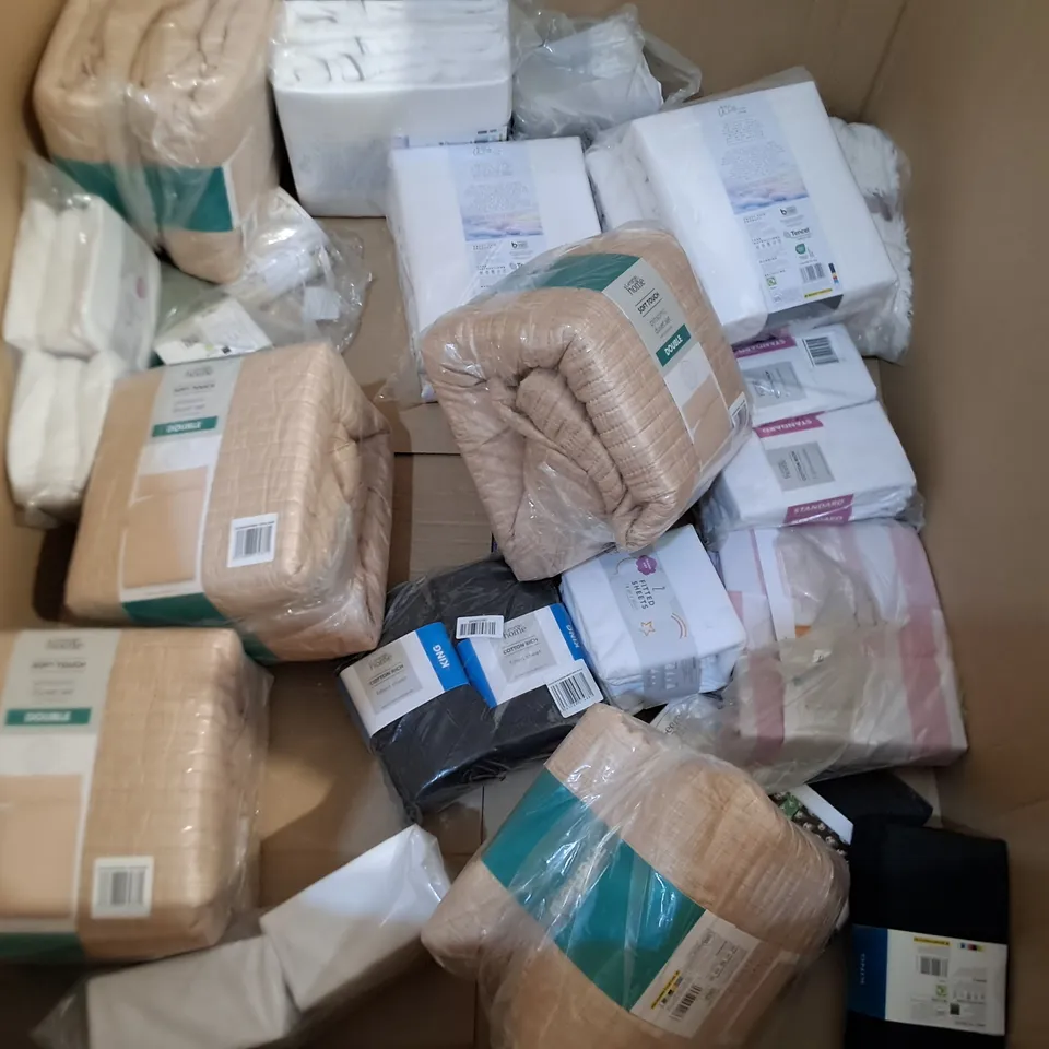 LOT OF APPROXIMATELY 40 ASSORTED HOME FABRIC ITEMS TO INCLUDE FITTED SHEETS, CURTAINS AND DUVET SETS