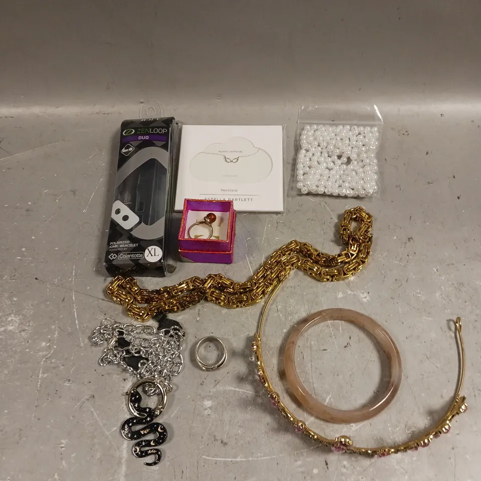 APPROXIMATELY 30 ASSORTED JEWELLERY PRODUCTS TO INCLUDE EARRINGS, NECKLACES, BRACELETS ETC 