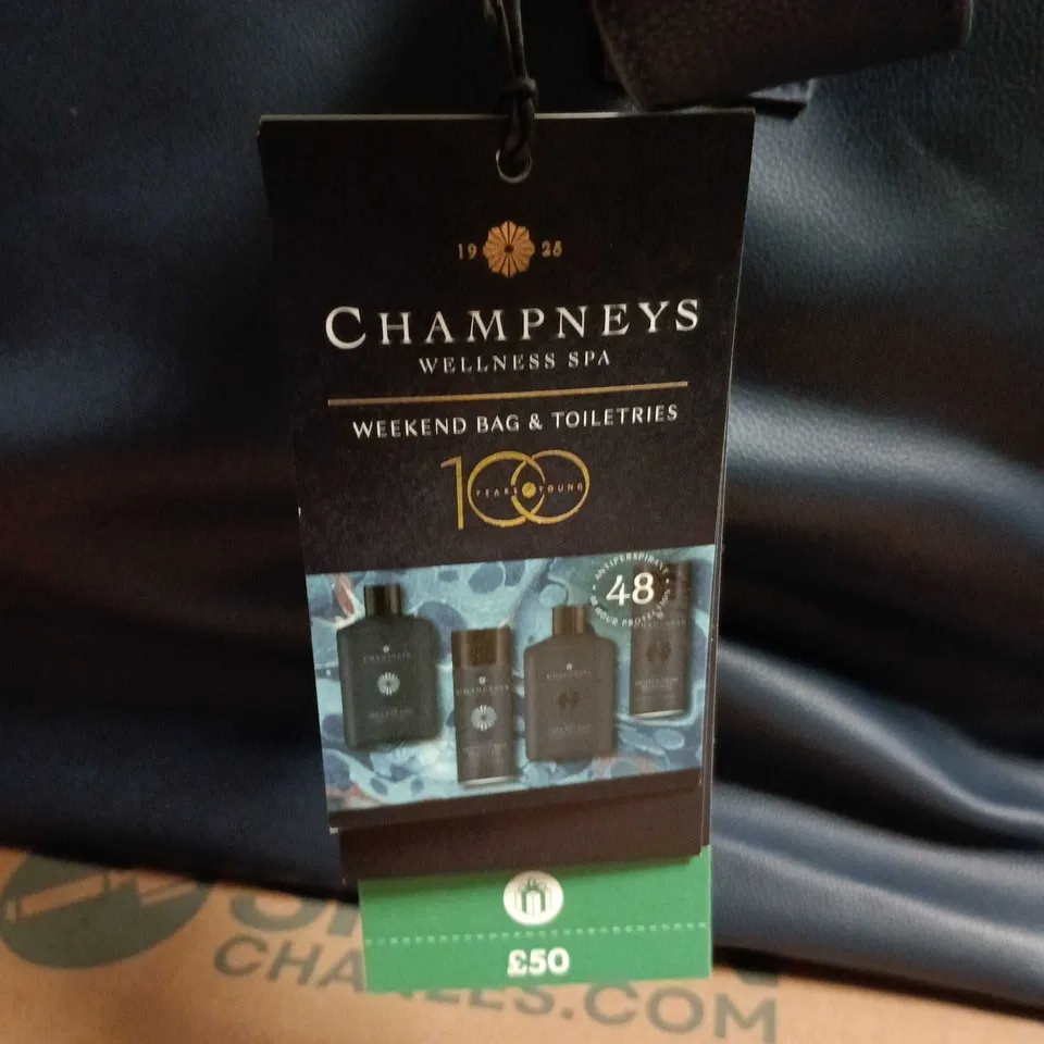 CHAMPNEYS WELLNESS SPA WEEKEND BAG & TOILETRIES GIFT SET