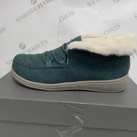 BOXED PAIR OF VIONIC BELIEVE SLIPPERS IN MINERAL SIZE 5