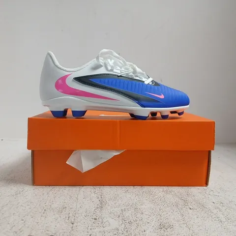 BOXED PAIR OF NIKE KID'S PHANTOM 6 LOW CLUB FOOTBALL BOOTS IN BLUE/WHITE/PINK SIZE UK 2.5