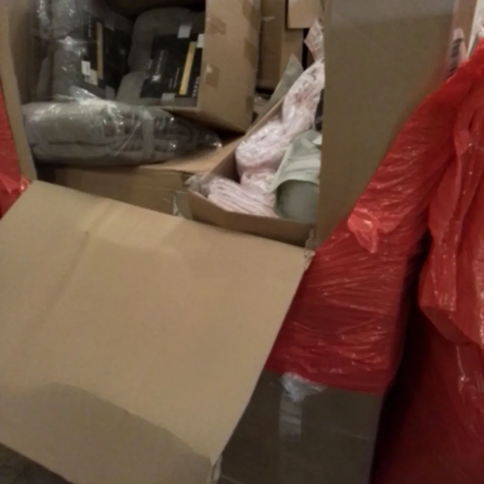 PALLET OF ASSORTED HOUSEHOLD ITEMS TO INCLUDE QUILTED BEDSPREADS, ALL IN ONE WHEY AND THROWS