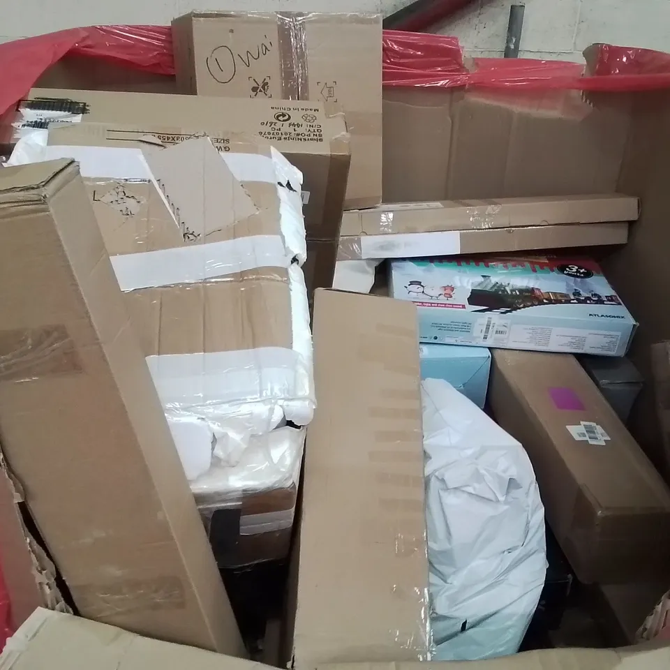 PALLET OF ASSORTED ITEMS TO INCLUDE: FOLDABLE MINI WASHER, TOILET SEAT WITH FRAME, PEPPA PIG TOY, CHRISTMAS TRAIN SETS, MAT, PROTECTIVE GOWNS ECT