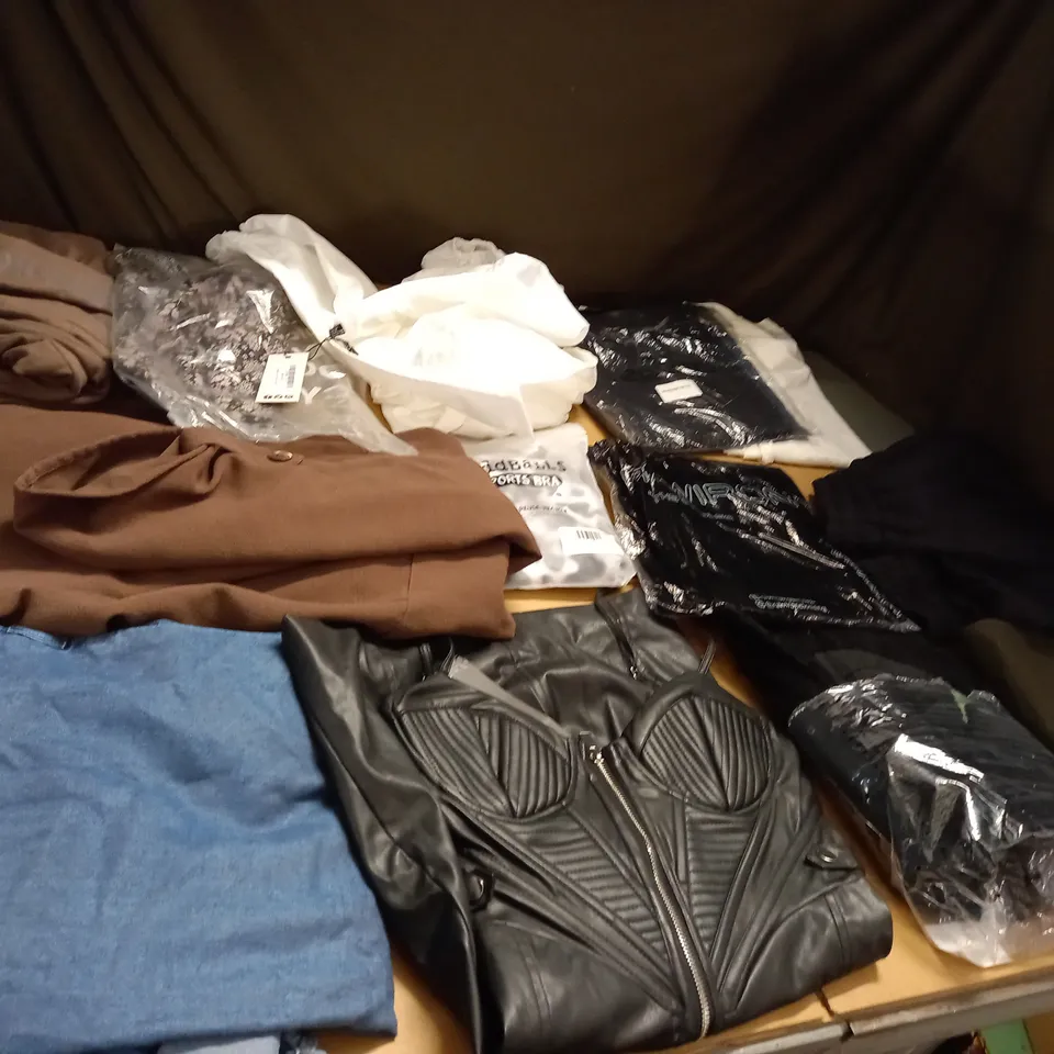 LOT OF APPROX 25 ASSORTED CLOTHING ITEMS VARYING IN SIZE/COLOUR/STYLE TO INCLUDE: TROUSERS, TOPS, DRESSES