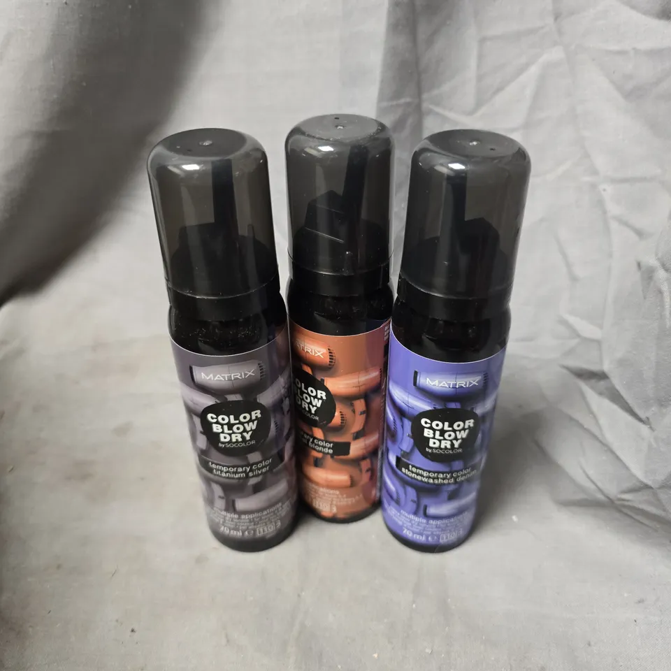 APPROXIMATELY 20 ASSORTED MATRIX BLOW DRY SPRAYS TO INCLUDE CARAMEL BLONDE, TITANIUM SILVER, STONEWASHED DENIM, ETC - COLLECTION ONLY