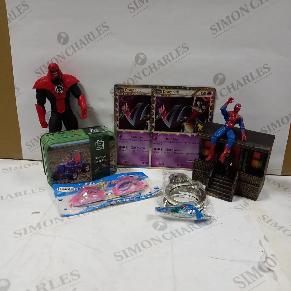 LARGE QUANTITY OF ASSORTED TOYS AND ACCESSORIES TO INCLUDE; OVERSIZED POKEMON CARDS, SPIDERMAN FIGURINES, TRACTOR IN A TIN AND LUMOUS GOGGLES