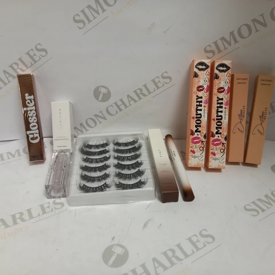 LOT OF APPROX 7 MAKEUP ITEMS TO INCLUDE GLOSSIER LIPGLOSS , TYNT LIQUID LINER , EYELASHES , ETC
