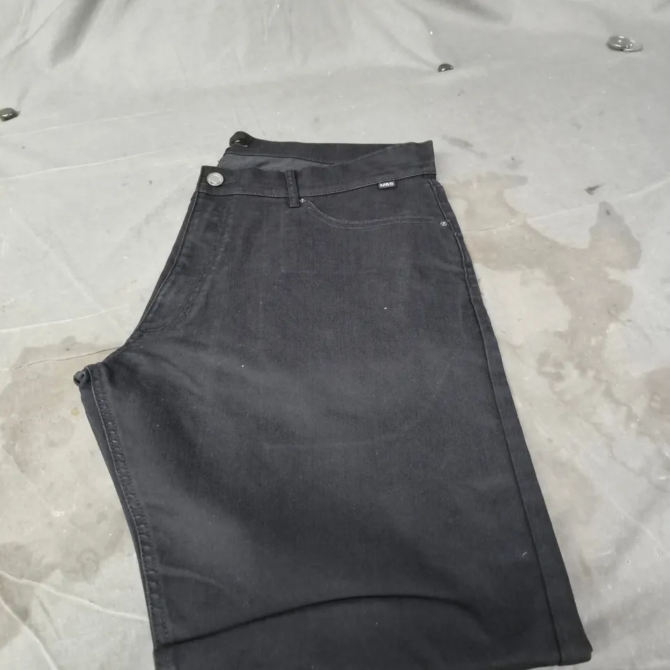 BOX OF APPROXIMATELY 20 ASSORTED CLOTHING ITEMS TO INCLUDE: M&S PANTS 40L