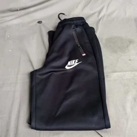 NIKE TRACKSUIT BOTTOMS – BLACK/NAVY WITH ZIP POCKET - SIZE M