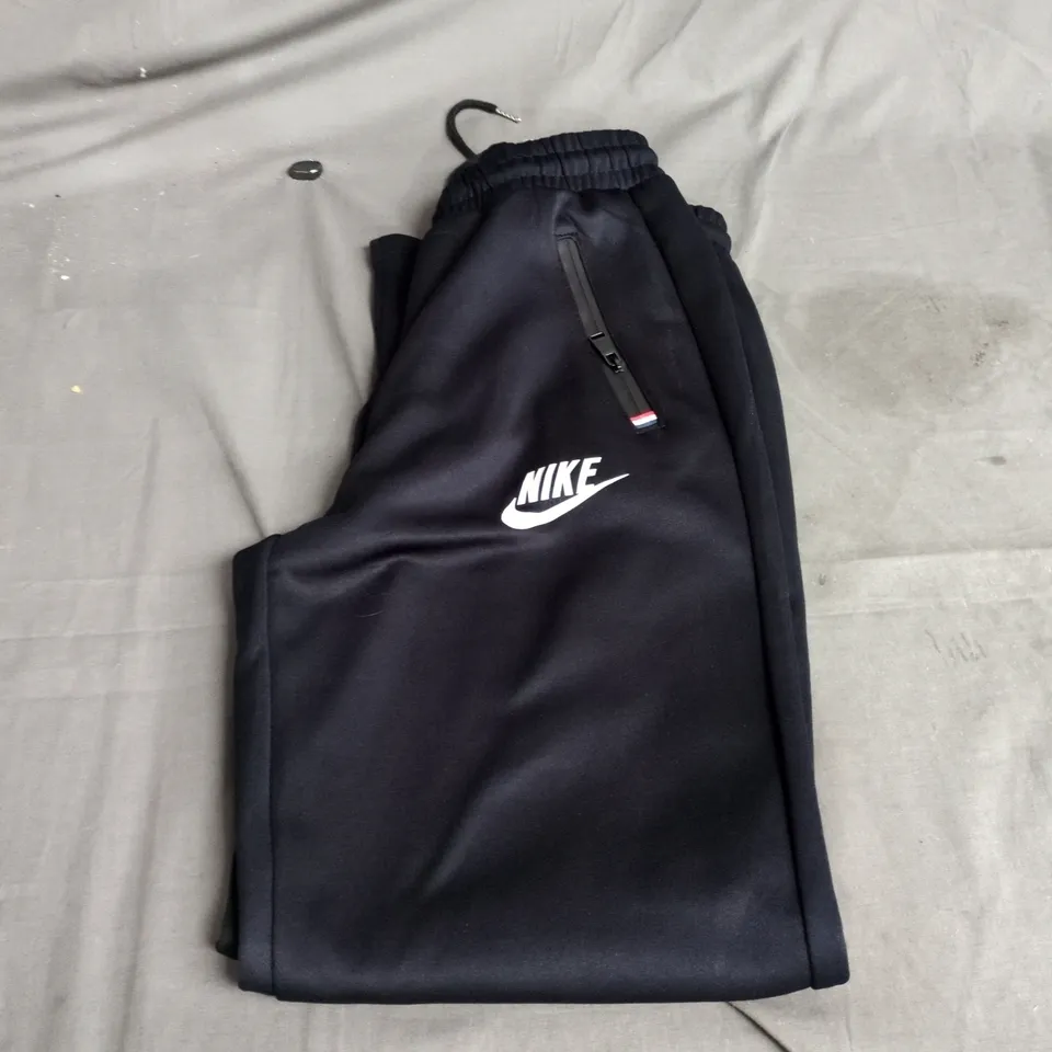 NIKE TRACKSUIT BOTTOMS – BLACK/NAVY WITH ZIP POCKET - SIZE M