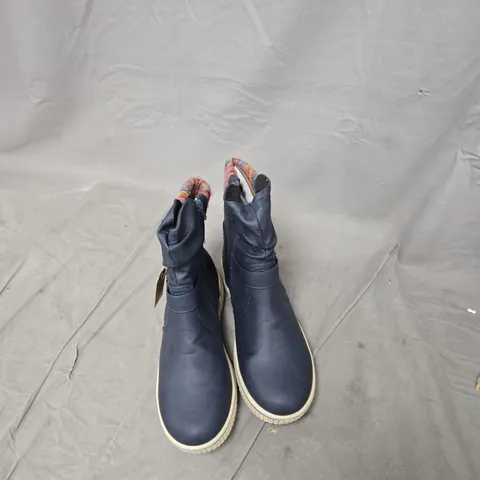 BOX OF APPROXIMATELY 14 PAIRS OF FOOTWEAR TO INCLUDE: NAVY BOOTS AND BROWN DUNLOP SLIDERS