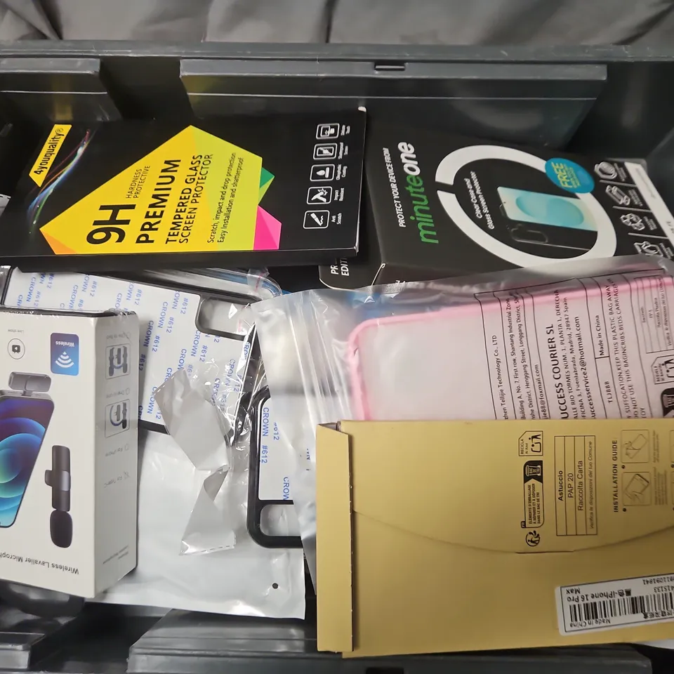 APPROXIMATELY 20 ASSORTED MOBILE ACCESSORIES TO INCLUDE ANKER POWERBANK, MINUTEONE CASES, POWER CABLES, ETC