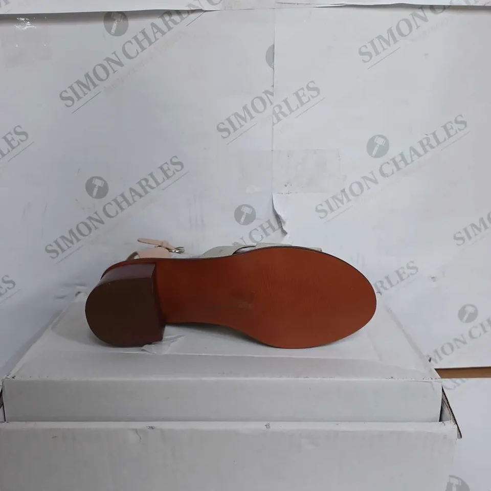 PAIR OF MARC FISHER PEWTER MULTI LEATHER SANDAL - SIZE 8W