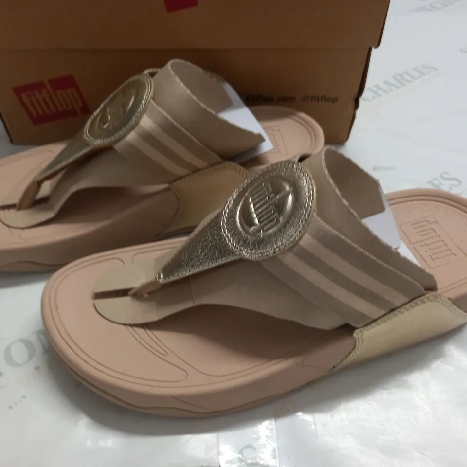 BOXED PAIR OF FITFLOP WALKSTAR TOE-POST SANDALS IN PLATINO - UK 4.5