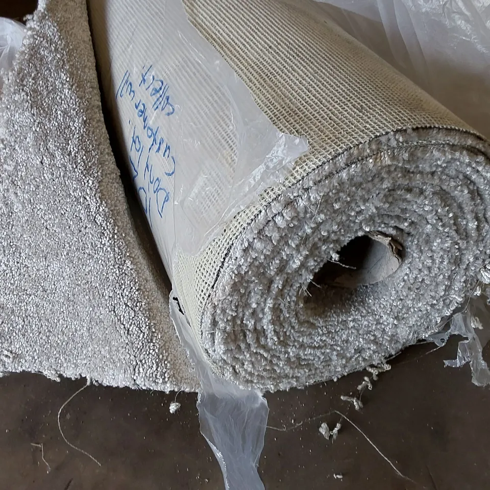 ROLL OF QUALITY JAGGER PLATINUM AB CARPET // SIZE: APPROX 5 X 7.5m