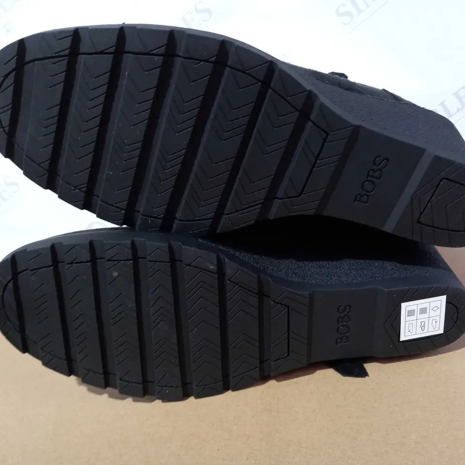 PAIR OF BOB'S SKECHERS TUMBLE WEED BOOTS BLACK - SIZE 7