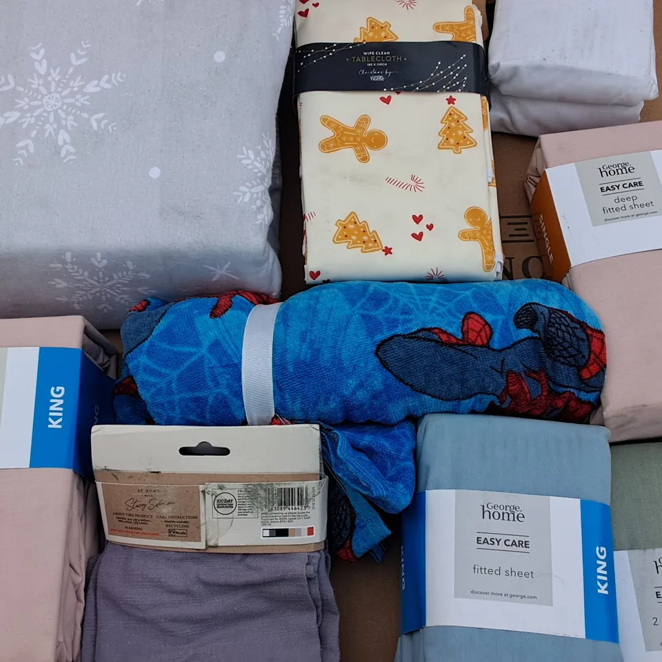 LOT OF ASSORTED HOME FABRIC ITEMS TO INCLUDE BEDDING AND THROWS 