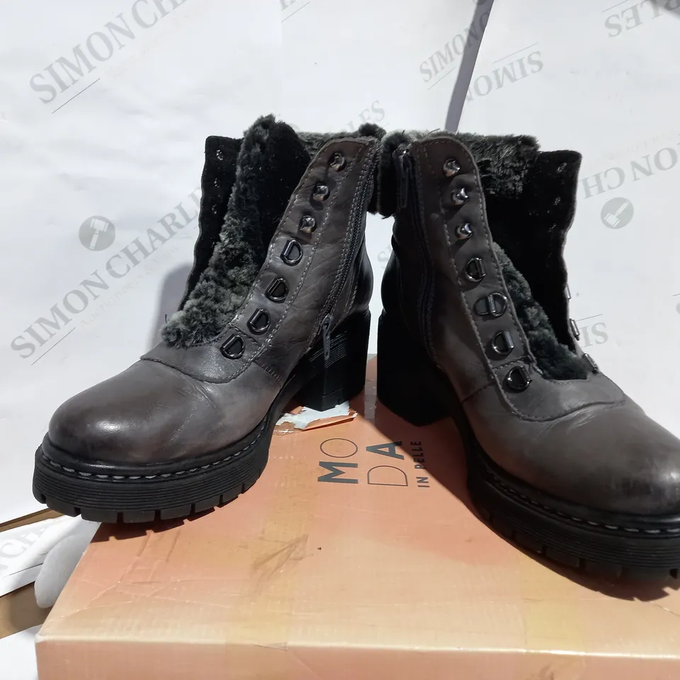 MODA CHALOTT GREY LEATHER MEATAL LACED HIKER BOOT - SIZE 5