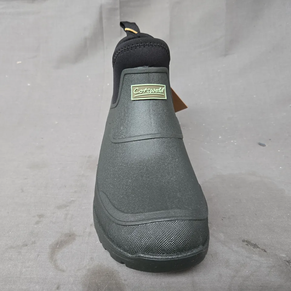 BOXED PAIR OF COTSWOLD COLEFORD ANKLE BOOTS IN GREEN UK SIZE 9