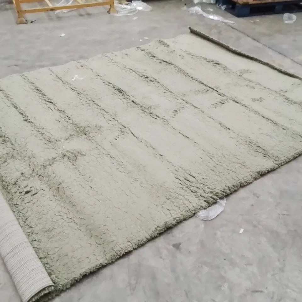 QUALITY DESIGNER AREA RUG - APPROXIMATELY 290X210CM