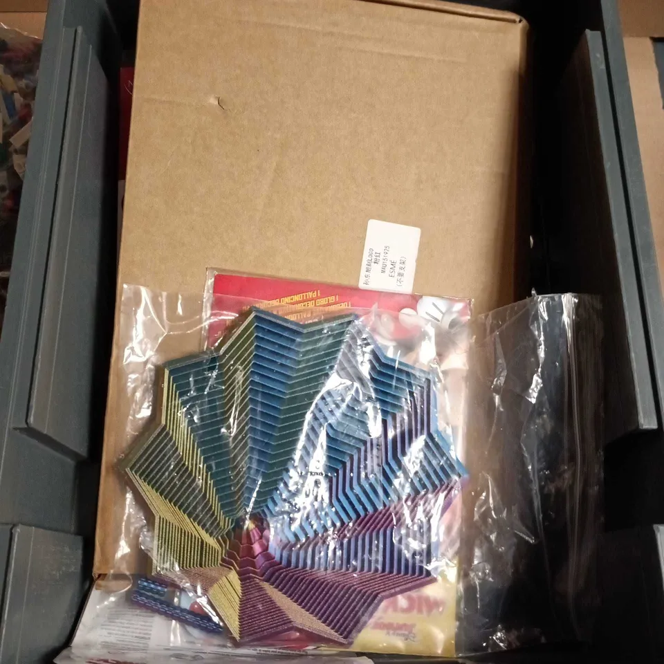 LARGE QUANTITY OF ASSORTED TOYS AND GAMES TO INCLUDE - CRAYONS, FINGER PUPPETS & PUZZLE CUBE ETC 