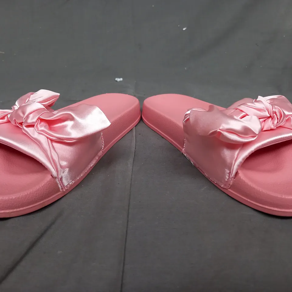 BOX OF APPROXIMATELY 10 PAIRS OF DESIGNER SLIDES IN PINK - VARIOUS SIZES