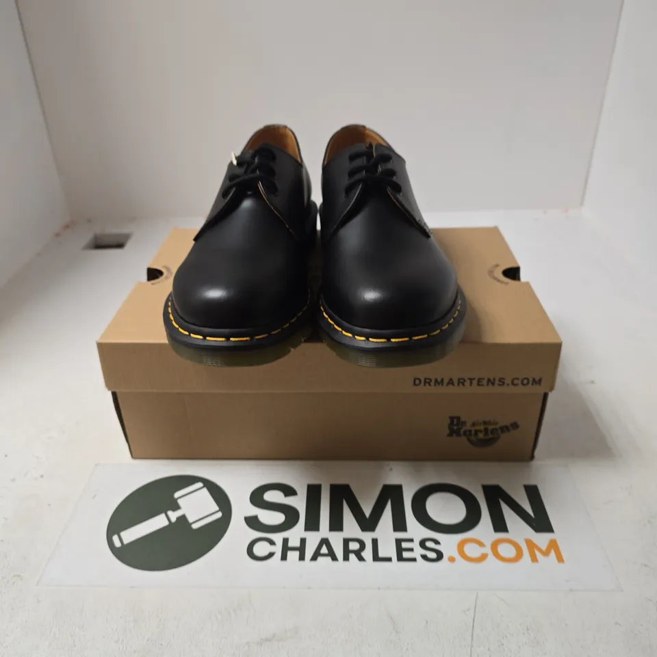 BOXED PAIR OF DR. MARTENS ICONS SHOES IN BLACK - UK 9
