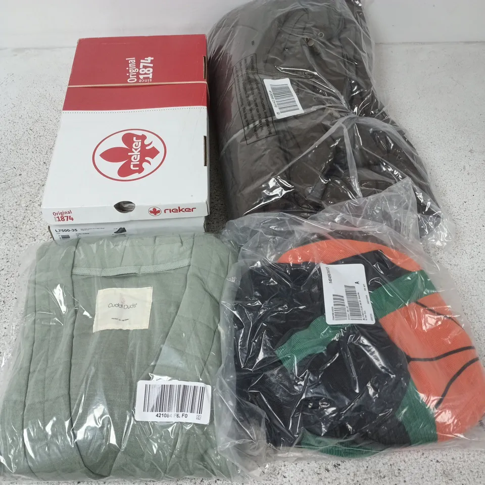 APPROXIMATELY 15 ASSORTED CLOTHING ITEMS IN VARIOUS SIZES, COLOURS & STYLES TO INCLUDE BRANDS SUCH AS RIEKER, CUDDL DUDS, MALISSA J, ETC - COLLECTION ONLY