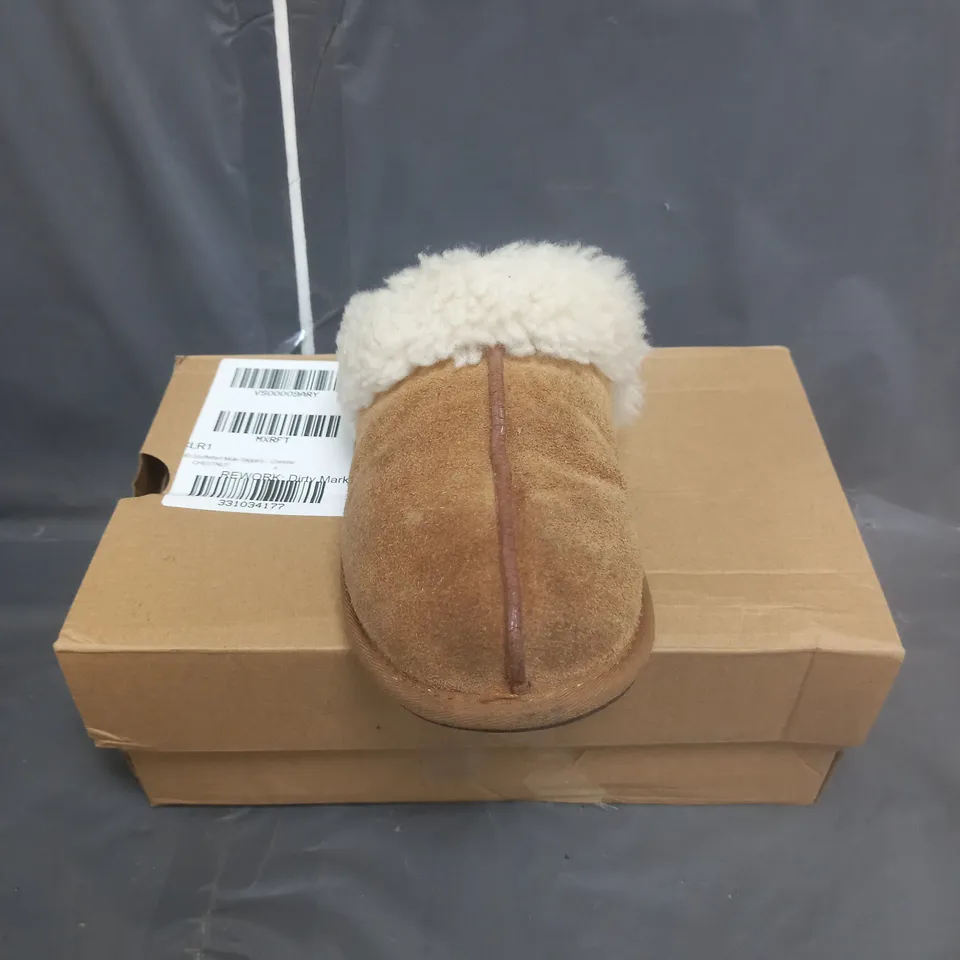 BOXED PAIR OF UGG SCHUFFETELL MULE SLIPPERS IN CHESNUT SIZE 4