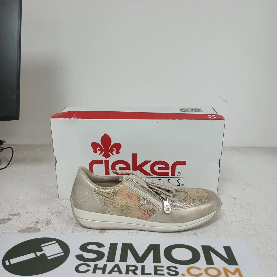 RIEKER WOMEN’S SNEAKER – BEIGE/SILVER METALLIC EU 39