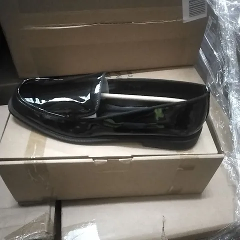PALLET TO CONTAIN APPROXIMATELY 60 BRAND NEW DESIGNER SHOES ETC