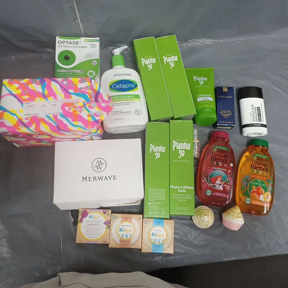 BOX OF APPROXIMATELY 12 ASSORTED COSMETIC ITEMS TO INCLUDE -DR WOLF - ESTEE LAUDER - LUSH BATHBOMB SET ETC.