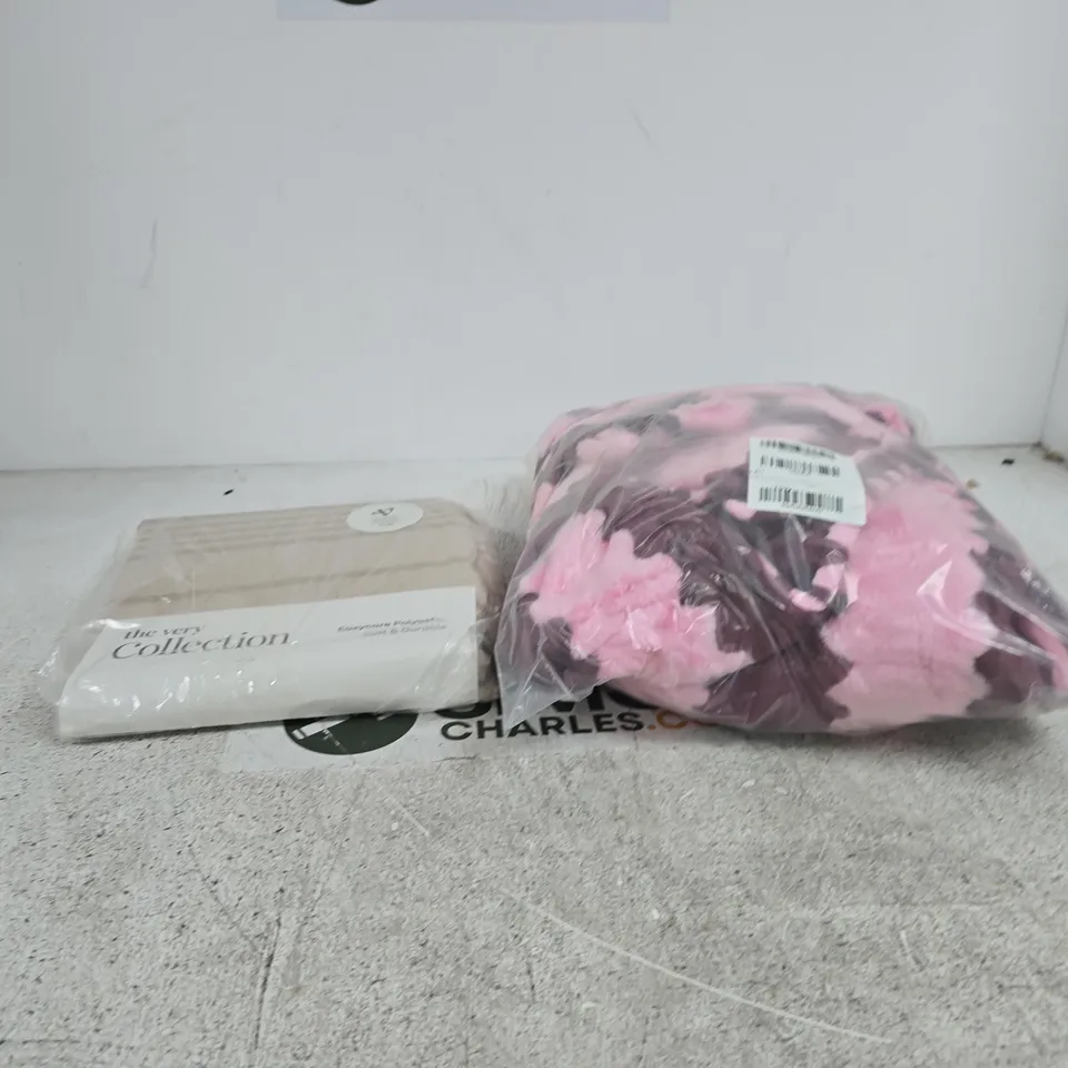 BOX OF APPROXIMATELY 15 ASSORTED HOUSEHOLD ITEMS TO INCLUDE DRESSING GOWN, BEDDING ETC