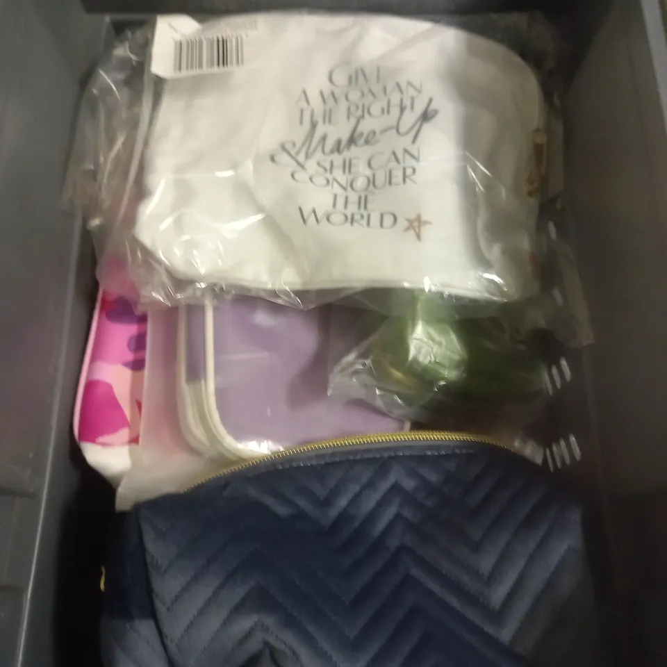 APPROXIMATELY 9 COSMETIC BAGS ASSORTED COLOURS, SIZES AND STYLES