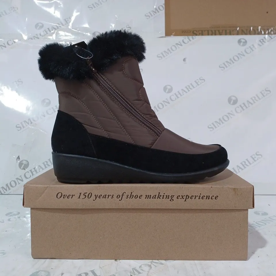 BOXED PAIR OF CUSHION-WALK FAUX FUR LINED ANKLE BOOTS IN BROWN SIZE 7