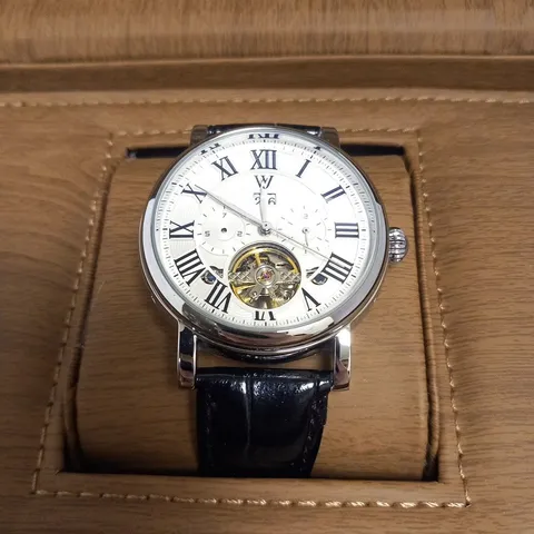 BOXED MENS WILLIAM JOURDAIN AUTOMATIC 4542 WATCH β BIG CALANDAR DATE WITH SUB DIALS β GLASS EXHIBITION BACK CASE β BLACK GENUINE LEATHER STRAP