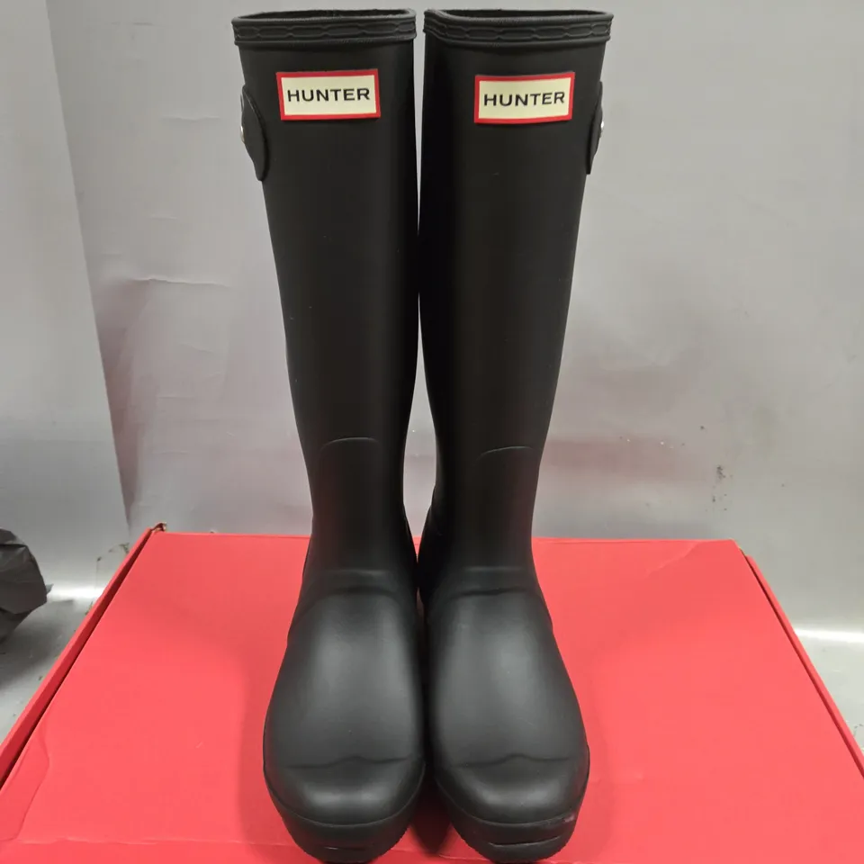 BOXED PAIR OF HUNTER ORIGINAL WOMENS TALL BOOTS - 5