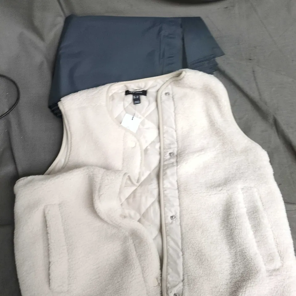 BOX OF APPROXIMATELY 20 ASSORTED ITEMS TO INCLUDE: SALTROCK SHIRT AND NEW LOOK FLUFFY GILLET 