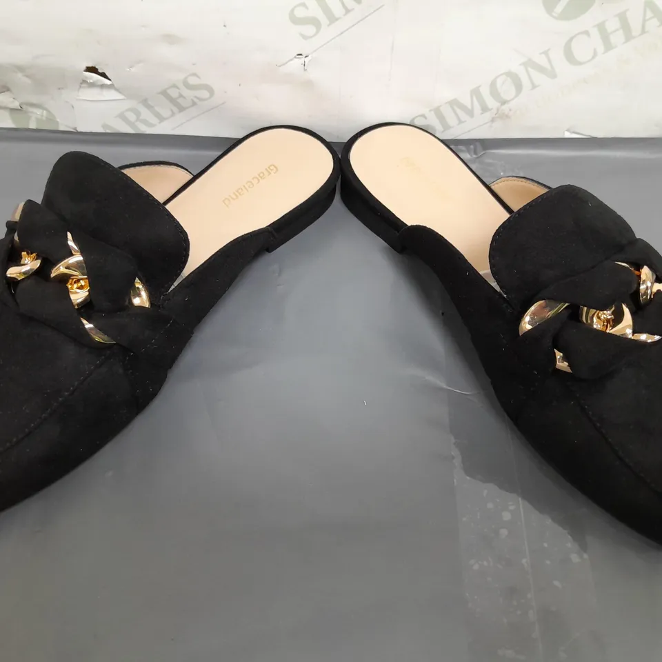 BOXED PAIR OF GRACELAND SLIP-ON SHOES IN BLACK W. GOLD EFFECT DETAIL UK SIZE 4