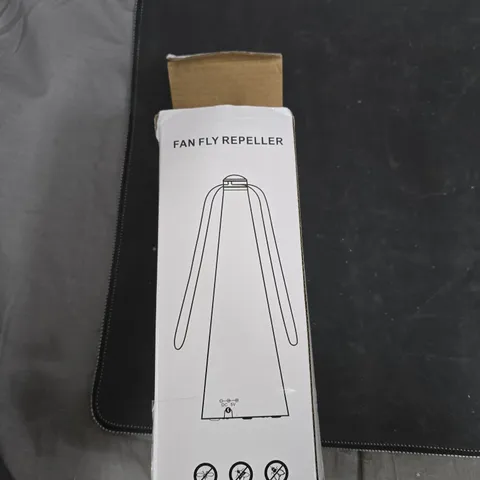 BOX OF APPROXIMATELY 15 ASSORTED ITEMS TO INCLUDE: FLY REPELLER AND WOOD WOOL