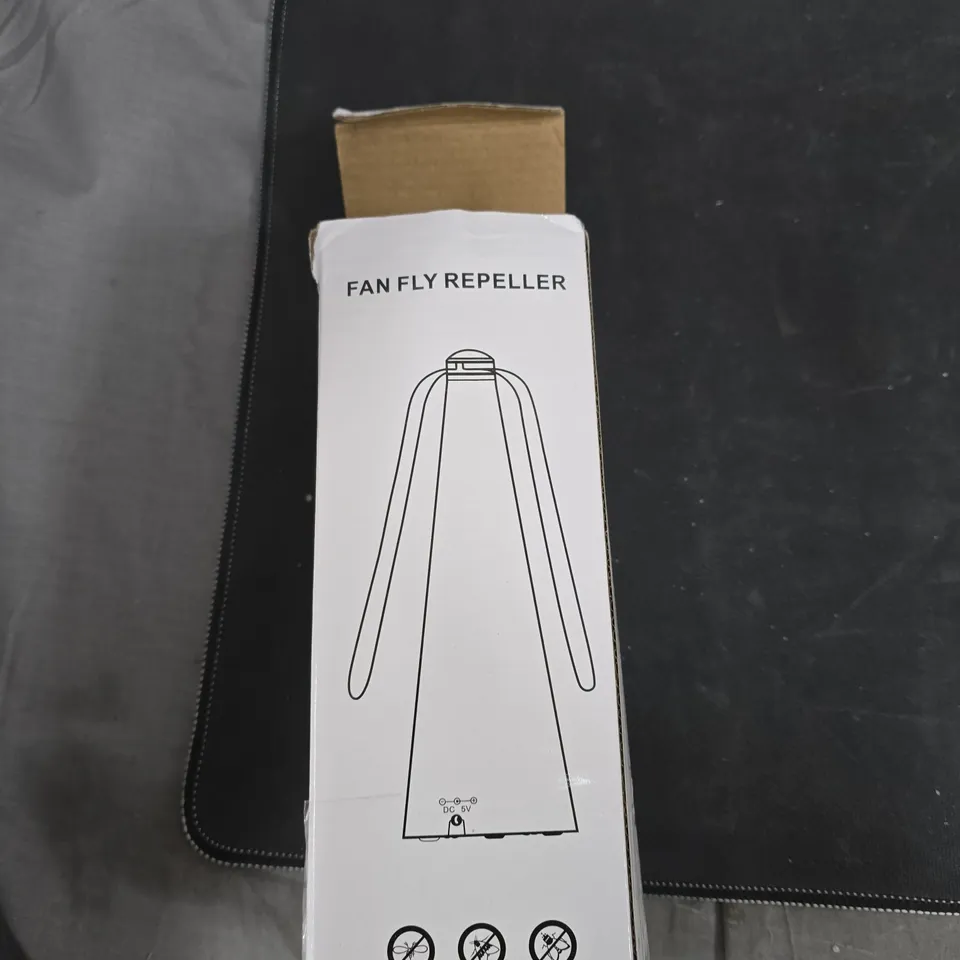 BOX OF APPROXIMATELY 15 ASSORTED ITEMS TO INCLUDE: FLY REPELLER AND WOOD WOOL