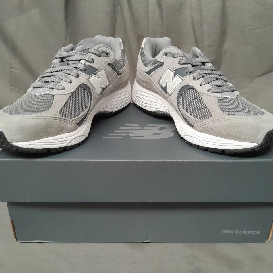 BOXED PAIR OF NEW BALANCE 2002R RUNNING TRAINERS IN GREY/WHITE UK SIZE 6